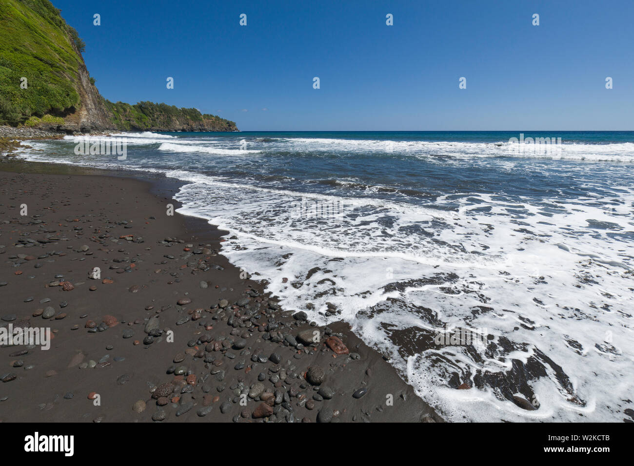 Schwarzer Sandstrand an Pololu, Hawaii Stockfoto