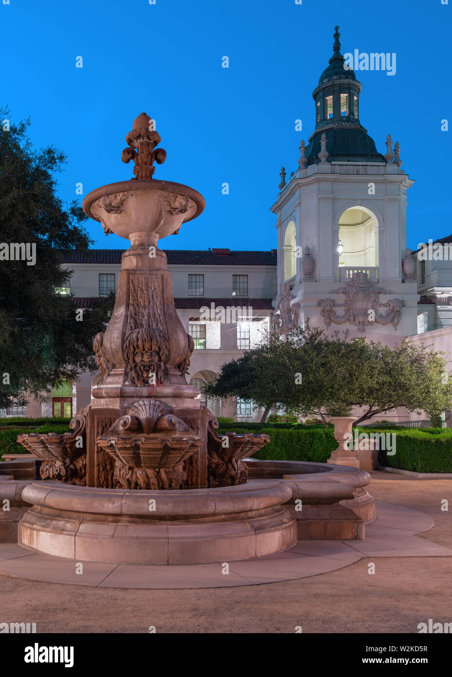Der Innenhof des Rathauses von Pasadena zeigt den Brunnen und einen der kleineren Türme. Gezeigt in der Stadt Pasadena, Kalifornien, in der Abenddämmerung. Stockfoto