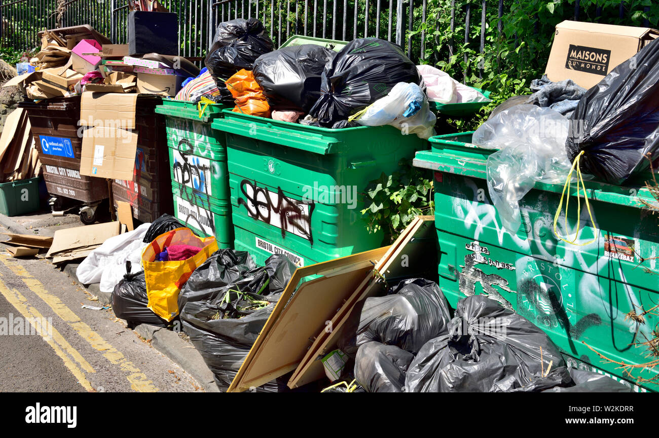 Überquellenden große Recycling und Papierkörbe Stockfoto