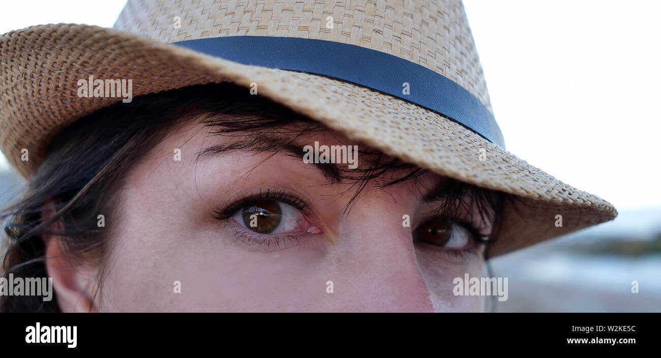 Porträt eines braunen Augen, Brünette in einen Hut auf der Suche direkt in die Kamera mit großen Augen Stockfoto