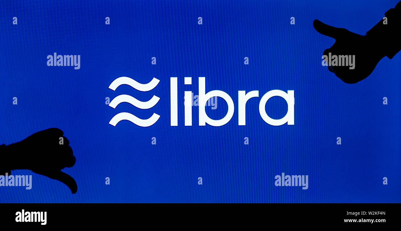 Facebook Waage cryptocurrency Logo auf dem Bildschirm angezeigt und die Silhouette von Mag und um es nicht mögen. Konzeptuelle Wahrnehmung einer neuen Währung zu reflektieren. Stockfoto