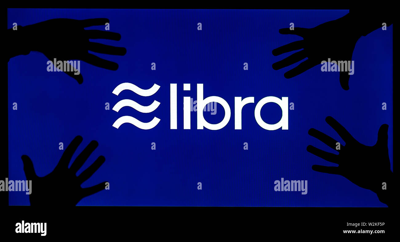 Facebook Waage cryptocurrency Logo auf dem Bildschirm angezeigt und die Silhouette von Mag. Konzeptuelle Wahrnehmung einer neuen Währung zu reflektieren. Stockfoto