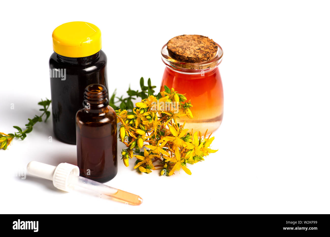Calendula Pot marigold Pflanzliche ätherische Öl und Blumen isoliert auf weißem Stockfoto