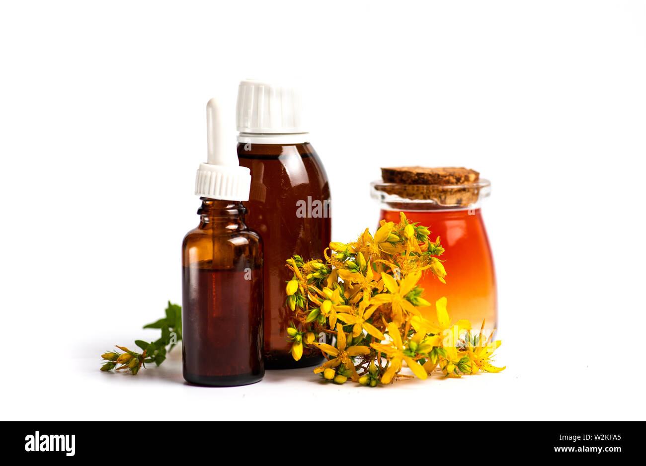 Calendula Pot marigold Pflanzliche ätherische Öl und Blumen isoliert auf weißem Stockfoto
