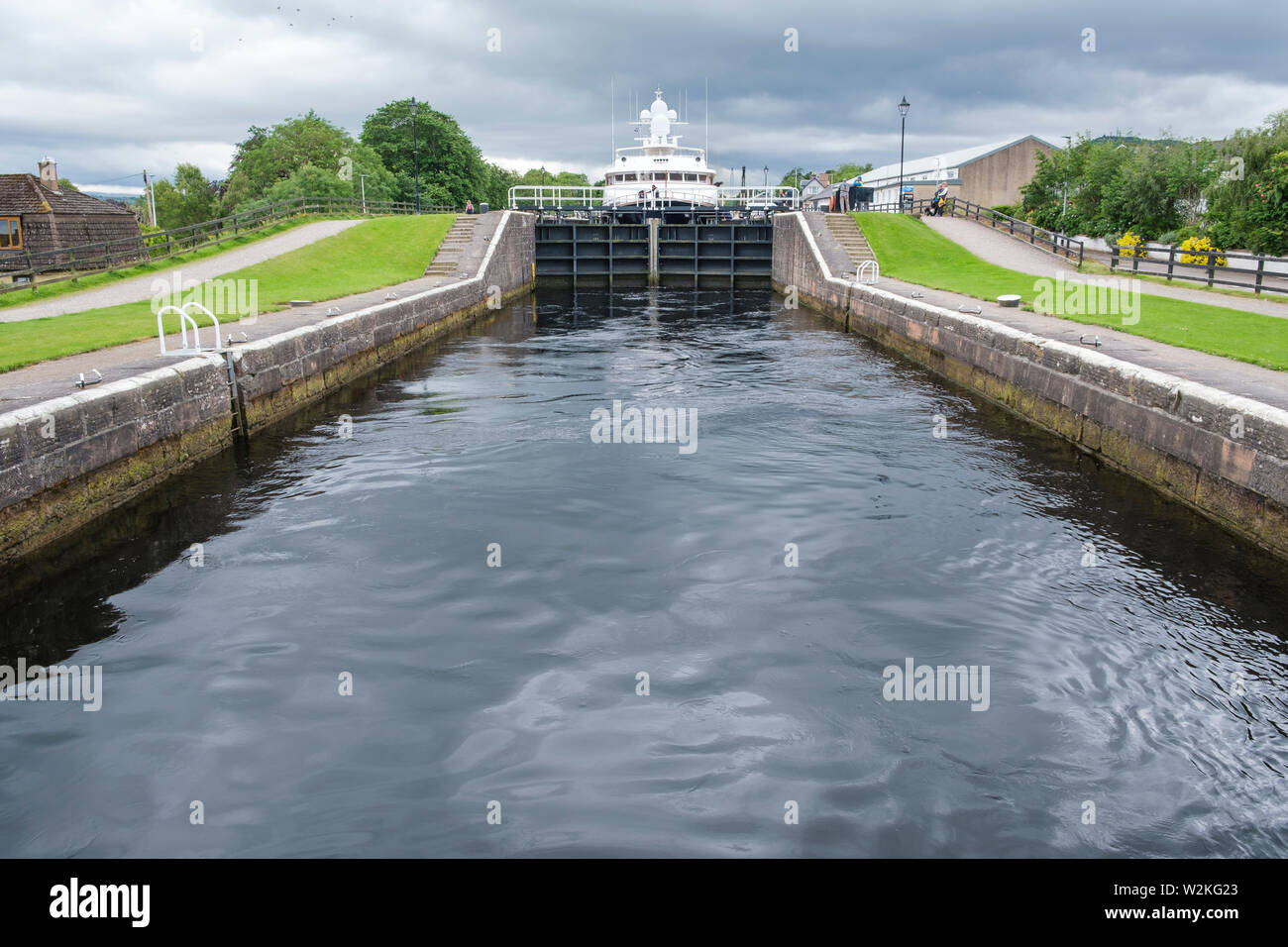 "Lady Rose", die durch Muirtown Schlösser, Caledonian Canal, Inverness Stockfoto