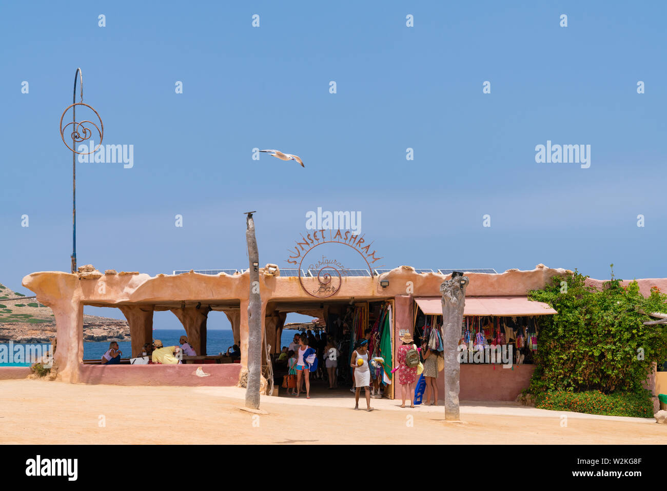 25. Juni 2019 - Ibiza, Spanien. Szenische Bar - Restaurant Sunset Ashram in Sant Josep de sa Talaia, Gemeinde auf der spanischen Insel Ibiza. Stockfoto