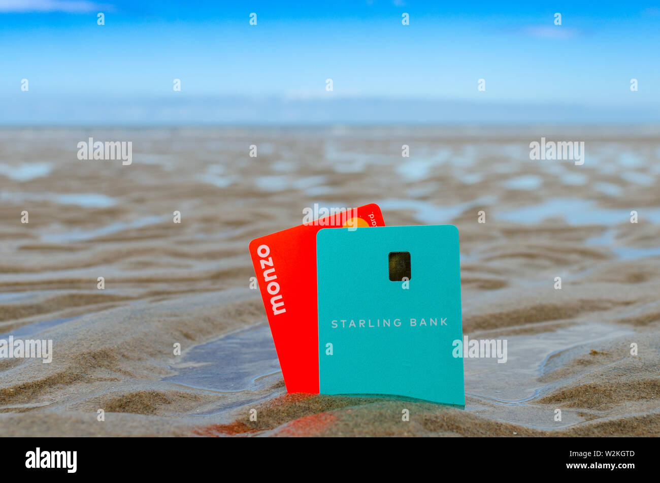 Monzo, Starling Bankkarten am Strand. Konzept für die besten Reisen und Urlaub virtuelle Bank Karten. Stockfoto