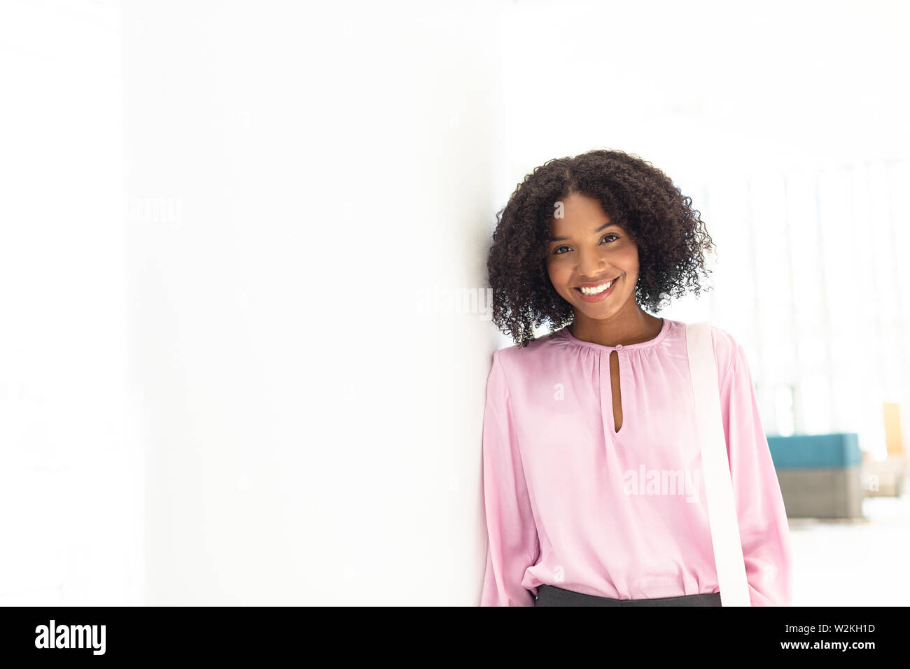 Junge hübsche Afrikanisch-amerikanische Mitarbeiter bei Kamera suchen Stockfoto