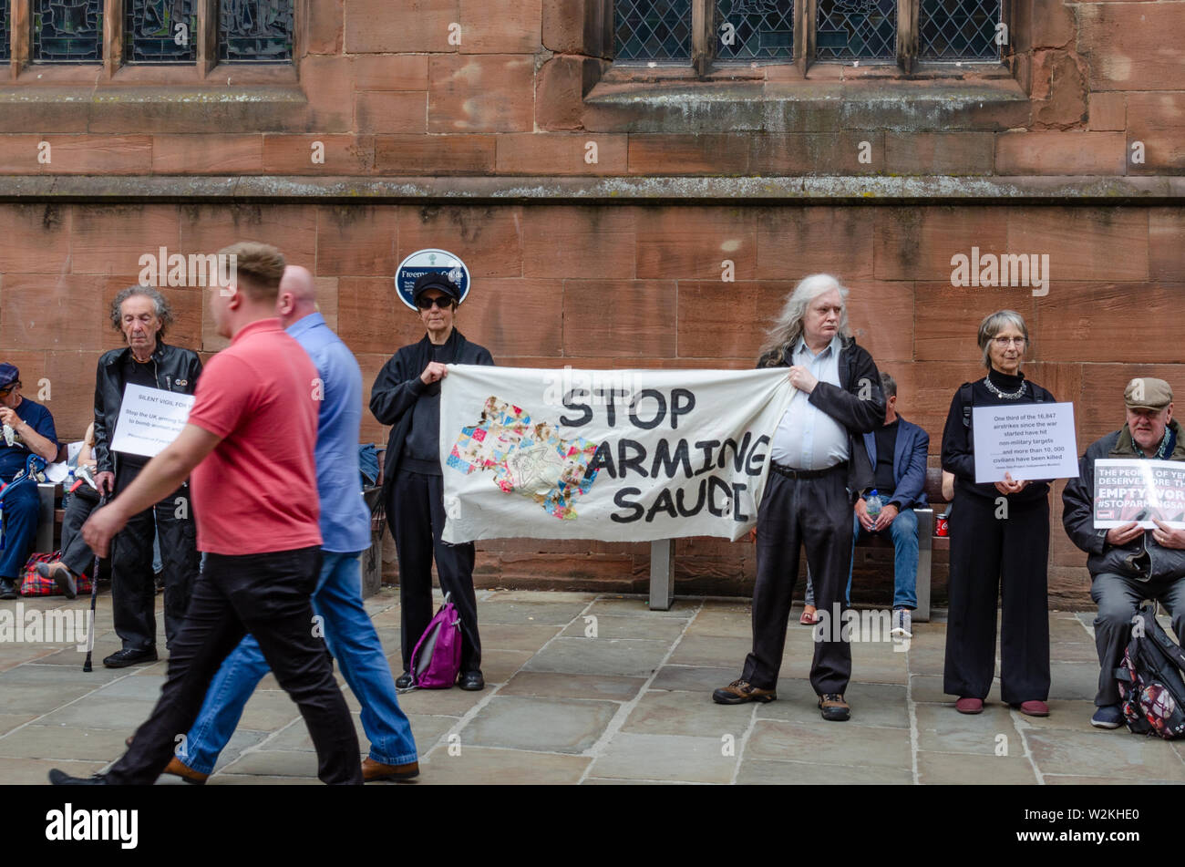 Top Bewaffnung Saudi" Banner und Menschen in der Chester High Street, UK protestieren. 25. Mai 2019. Kampagne gegen den Waffenhandel. Stockfoto