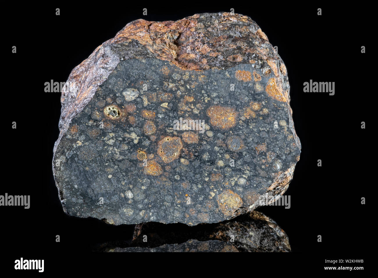 Kohlenstoffhaltige Chondrit Meteorit Querschnitt (CV 3) durch Akkretion von Staub, kleine Körner und Kalzium - Aluminium - righ Einschlüsse (CAIs) in den Earl Stockfoto