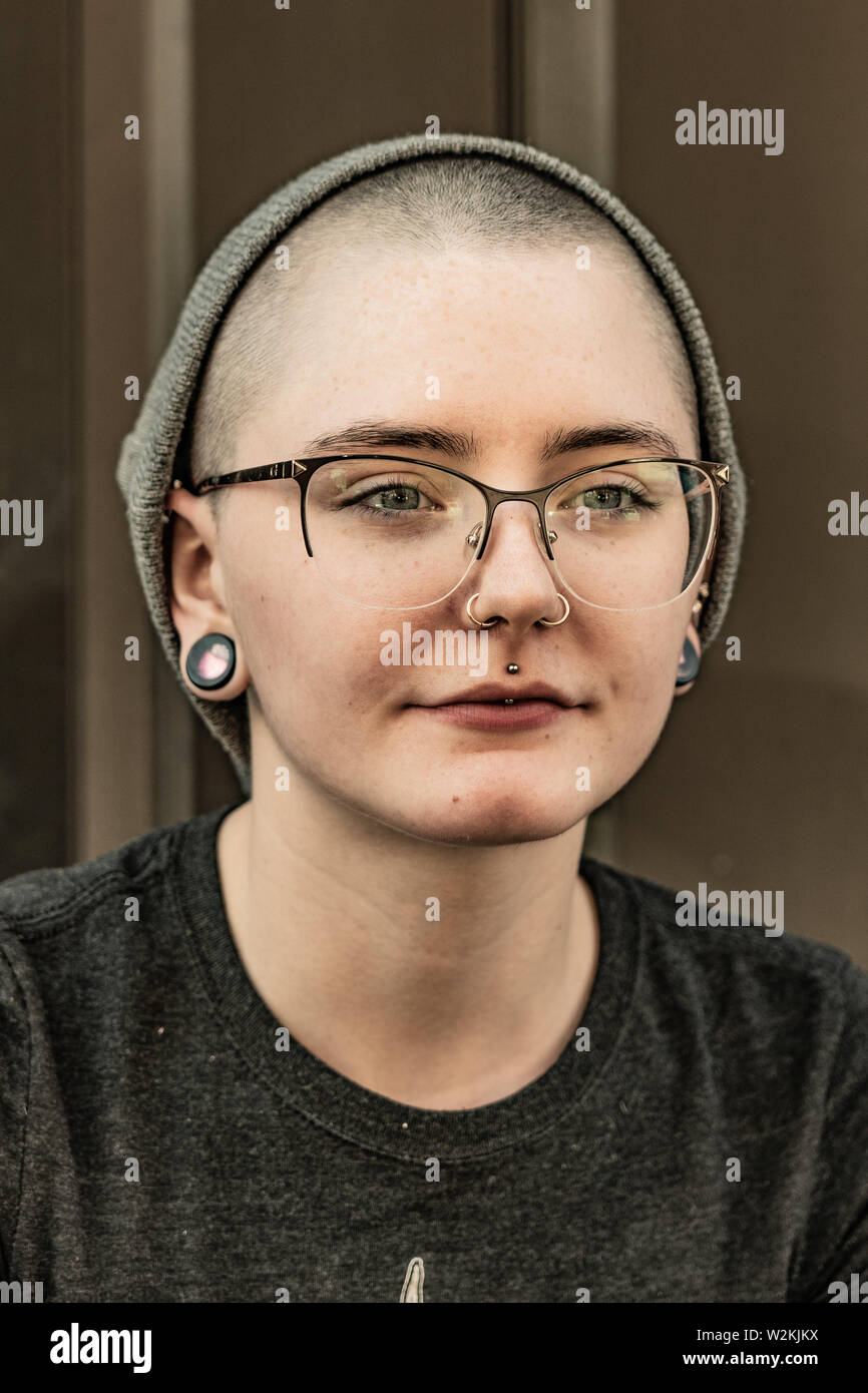 Portrait Junge erwachsene Frau mit einem alternativen Stil in Philadelphia. Stockfoto