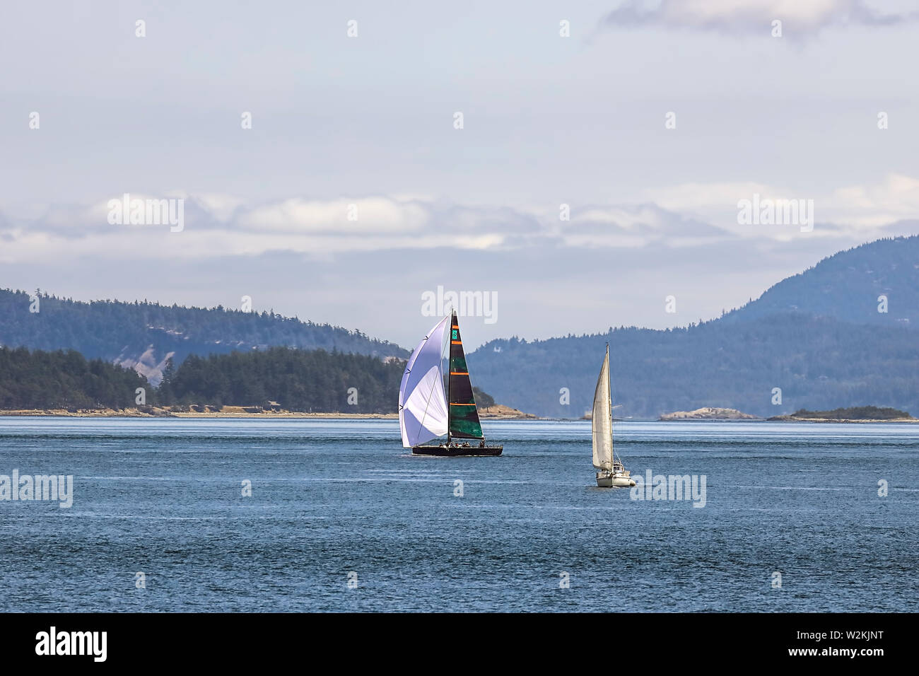 Segelboote, die von einem schönen Tag in den Gewässern der San Juan Inseln im Staat Washington. Stockfoto