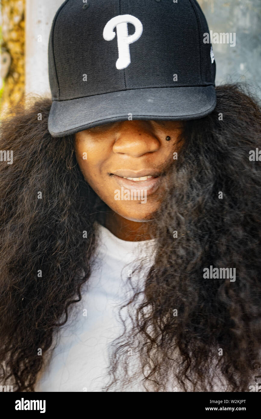 Erwachsene afrikanische amerikanische Frau trägt ein Phillies cap Lächeln für ein Portrait Stockfoto
