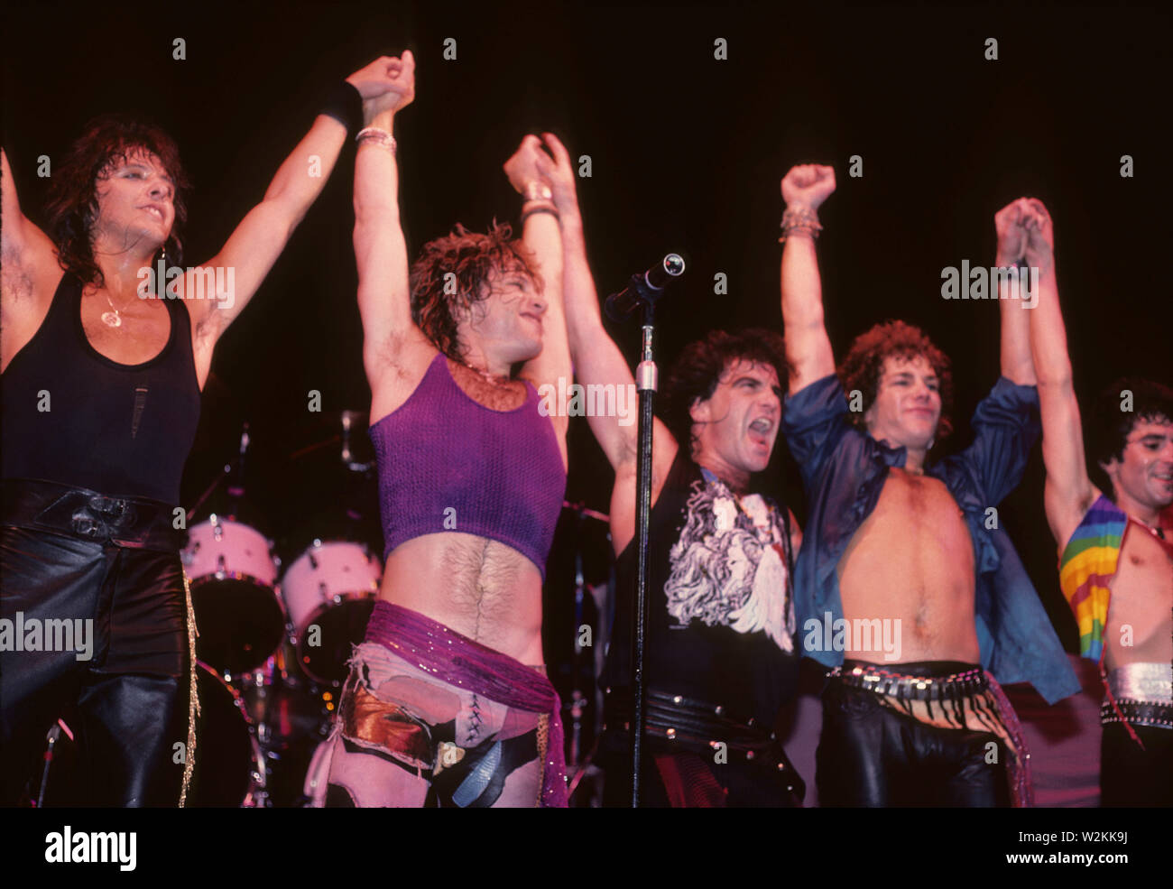BON JOVI UNS rock Gruppe mit Richie Sambora, Jon Bon Jovi, Tico Torres, David Bryan und Alec John Wie am 12. Dezember 1985 Auf dem Forum in Los Angeles, Kalifornien. Foto: Jeffrey Mayer Stockfoto