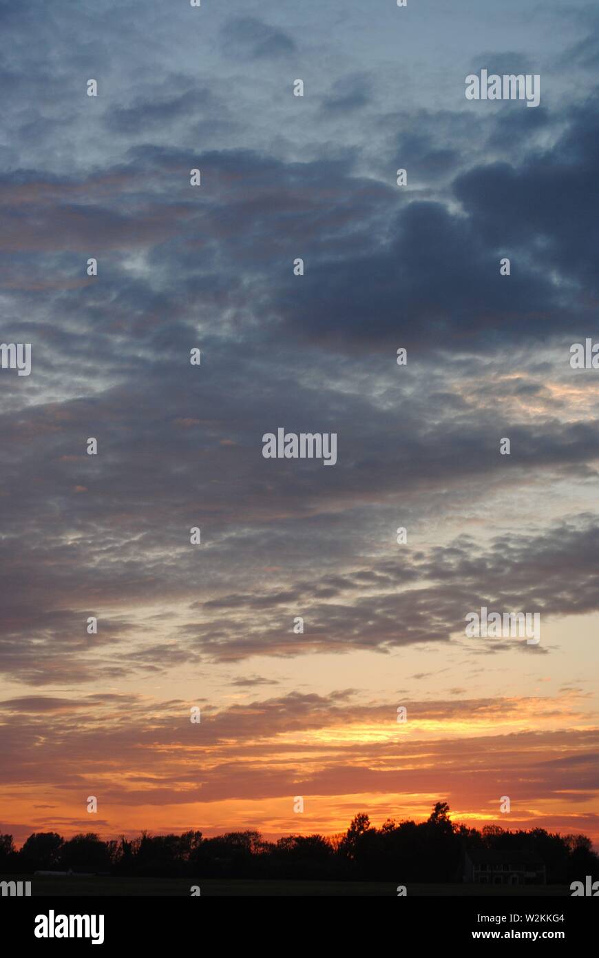 Ein Sonnenuntergang mit einer dünnen Wolkenschicht am Himmel Stockfoto