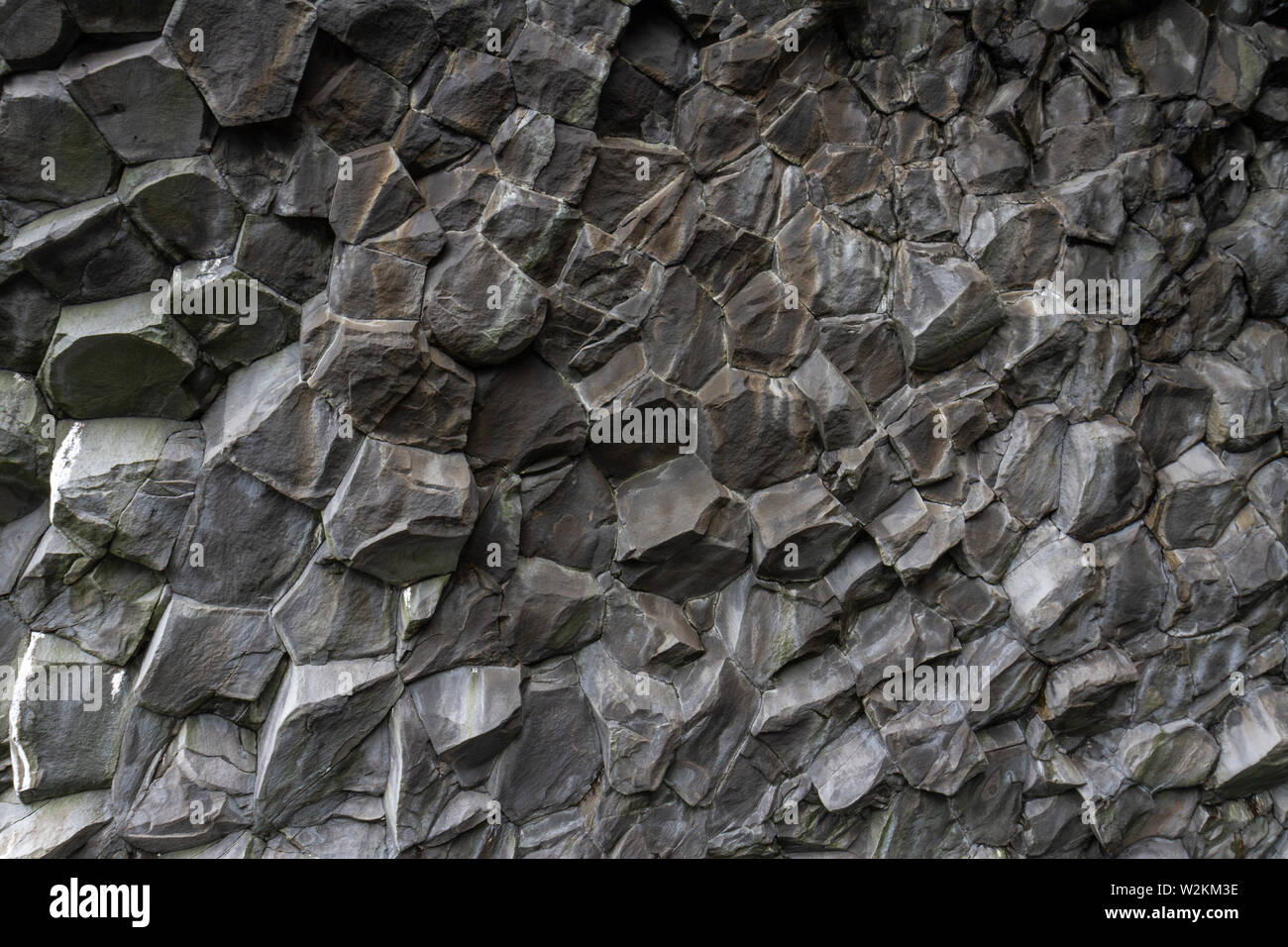 Nahaufnahme der sechseckigen Basaltsäulen auf reynisfjara Black Sand Beach, im südlichen Island. Stockfoto