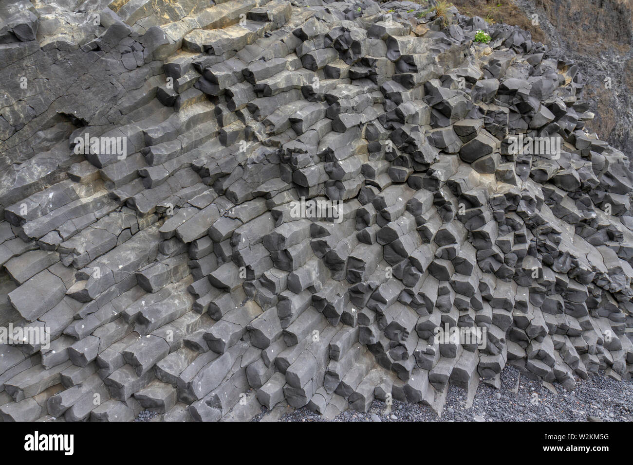 Sechseckigen Basaltsäulen auf reynisfjara Black Sand Beach, im südlichen Island. Stockfoto
