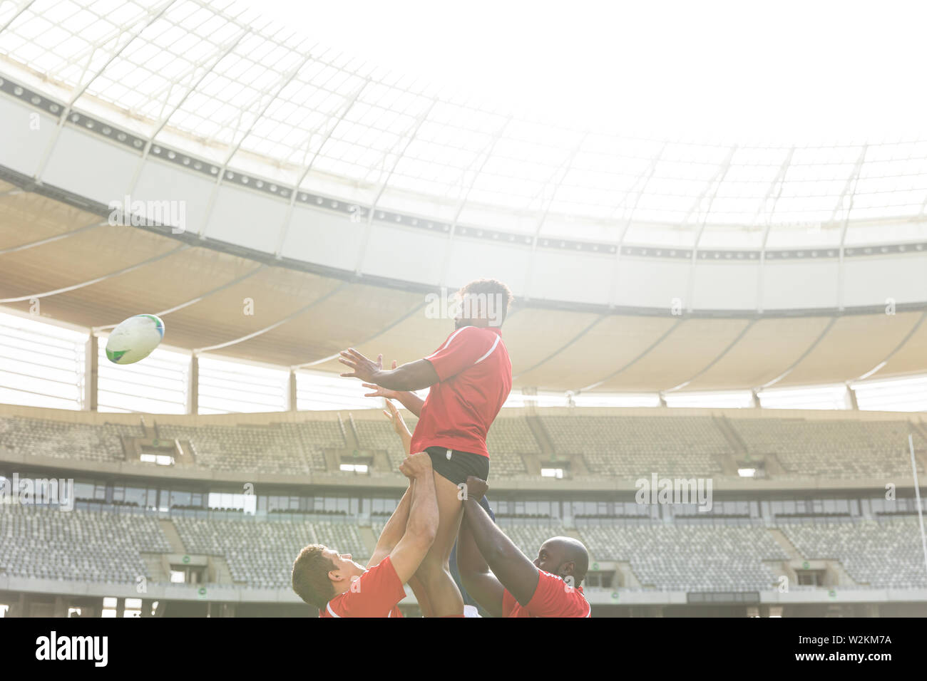 Männliche Rugby Spieler spielen Rugby Spiel im Stadion Stockfoto