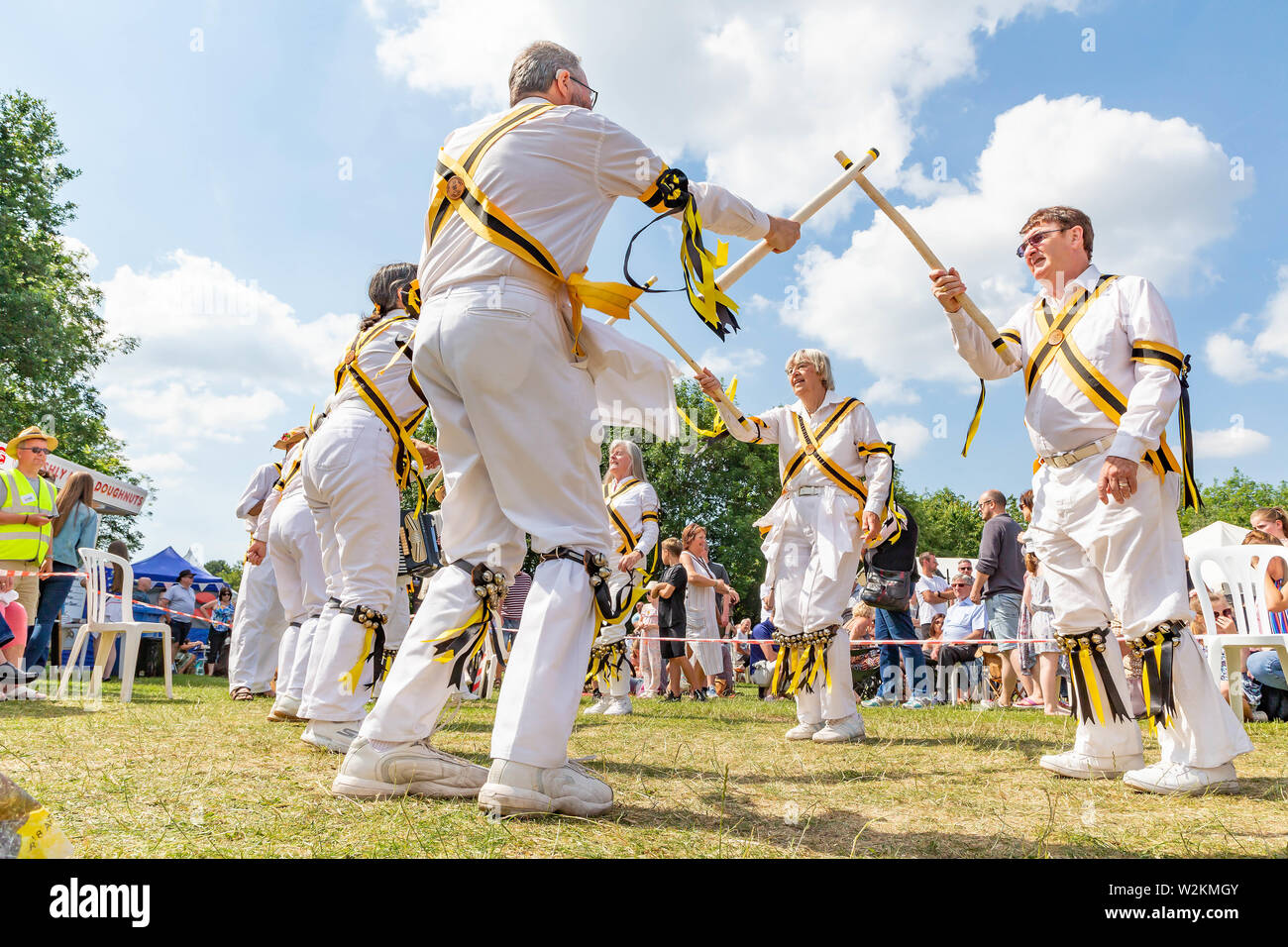 Der Graf von Stamford Morris eine Tanz an der 2019 Stockton Heide Festival durchführen unter heißer Sonne Stockfoto