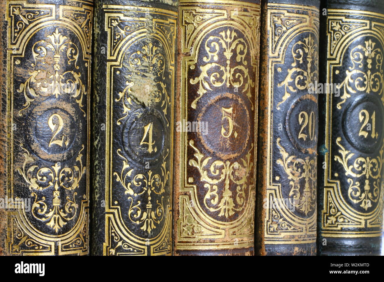Buchstützen alte Bücher mit Nummerierung Volumes Stockfotografie - Alamy