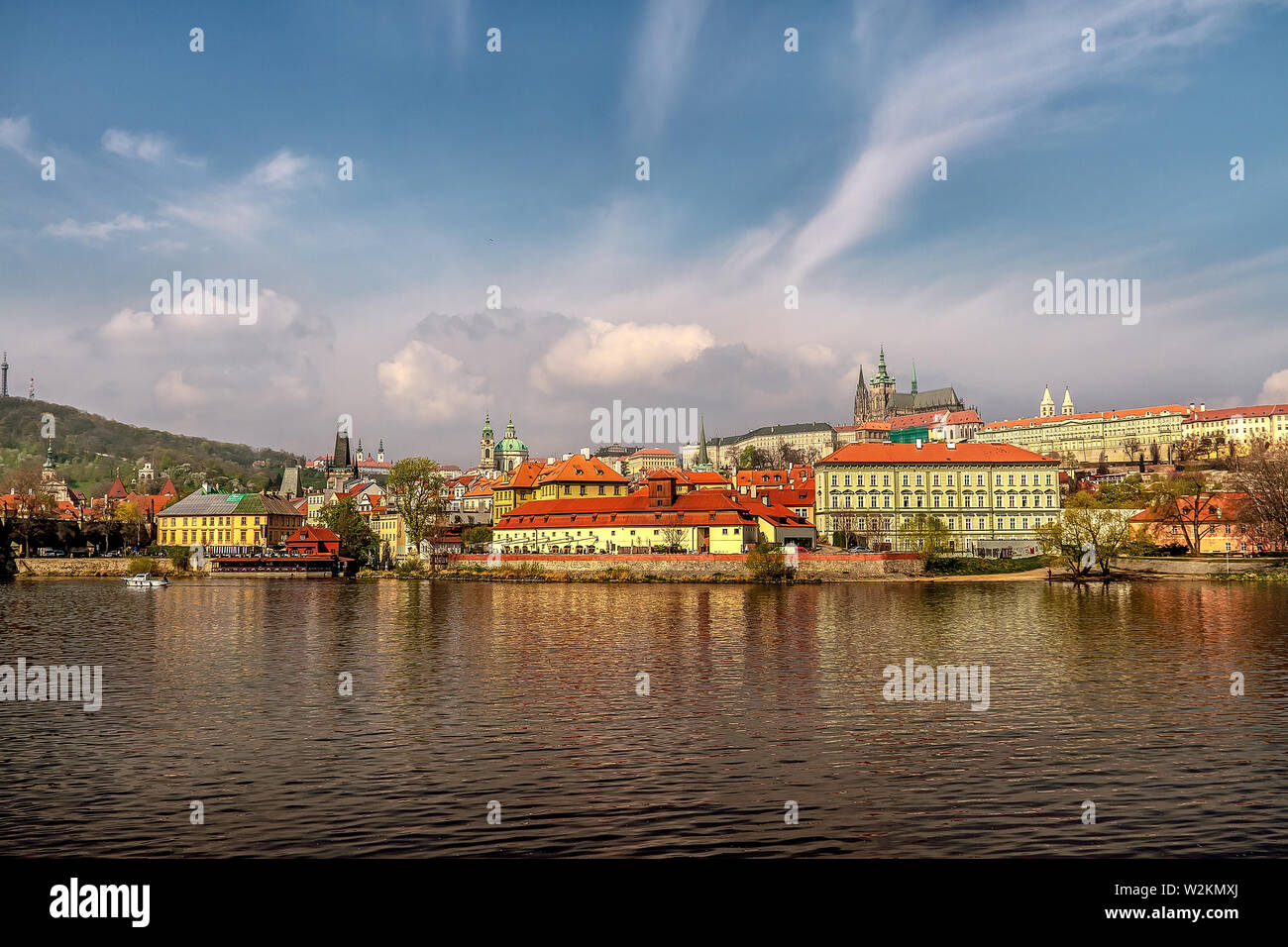 Blick auf den Hradschin und der Prager Burg entfernt. Alten Prag. Der Tschechischen Republik. Stockfoto