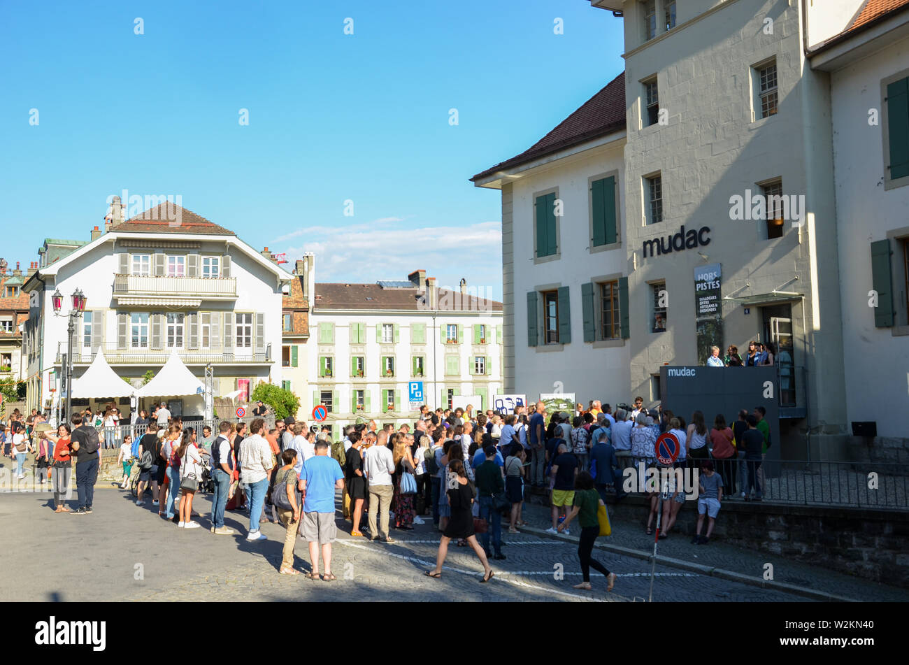 Lausanne, Schweiz - 9. Juli 2019: Festival de la Cite in den Straßen der Schweizer Stadt. Traditionelle kulturelle Veranstaltung mit Konzerten, Theater, Tanz, bildende Kunst oder Zirkus. Bis zu 100.000 Besucher in 6 Tagen. Stockfoto