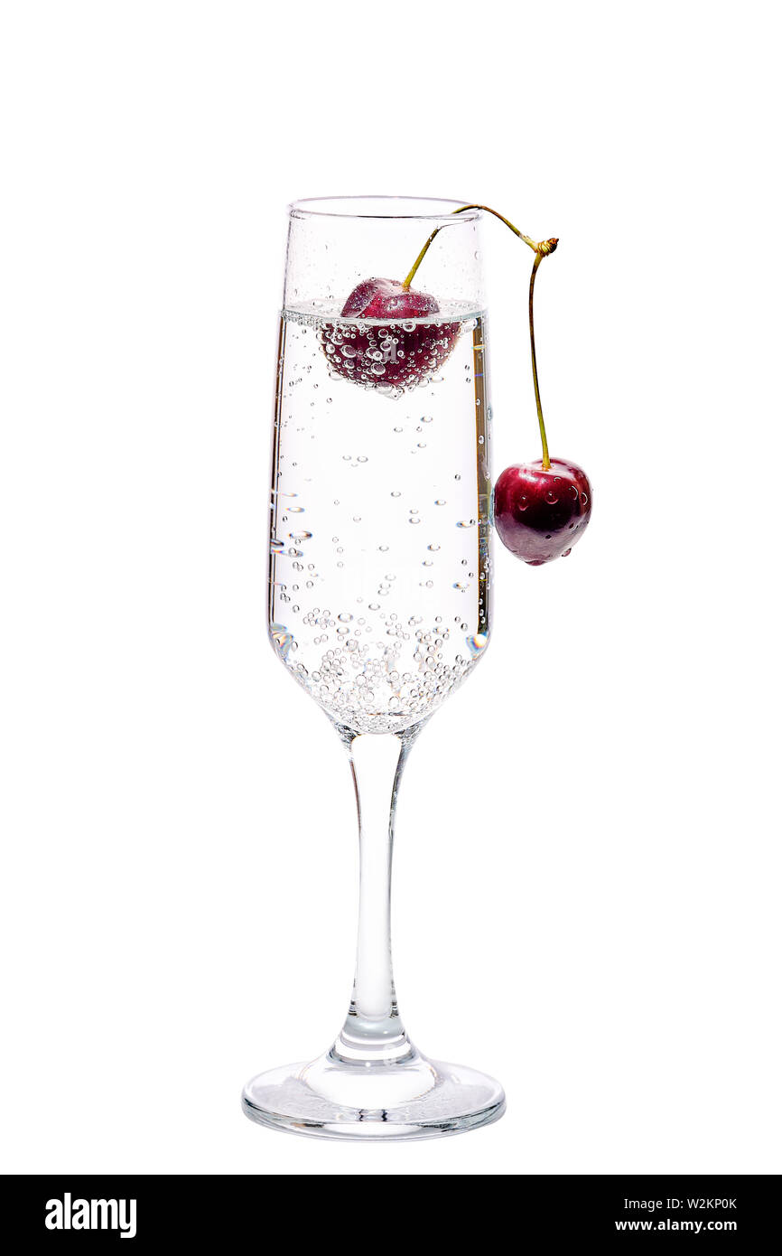 Gin und Tonic mit Kirsche auf weißem Hintergrund Stockfoto