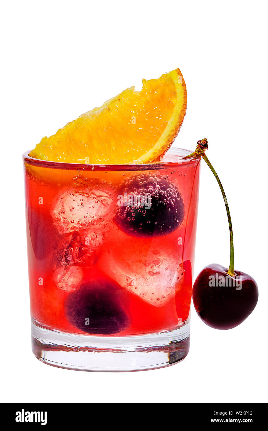 Americano Cocktail - Glas mit cherry Wermutwein und Campari auf weißem Hintergrund Stockfoto