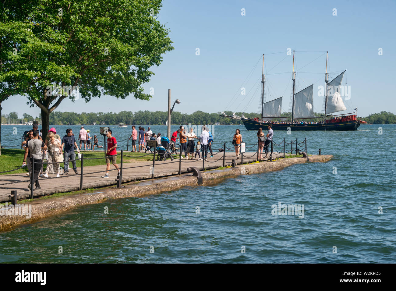 Toronto, Kanada - 22. Juni 2019: Menschen mit einem warmen Sommertag am Harbourfront Stockfoto