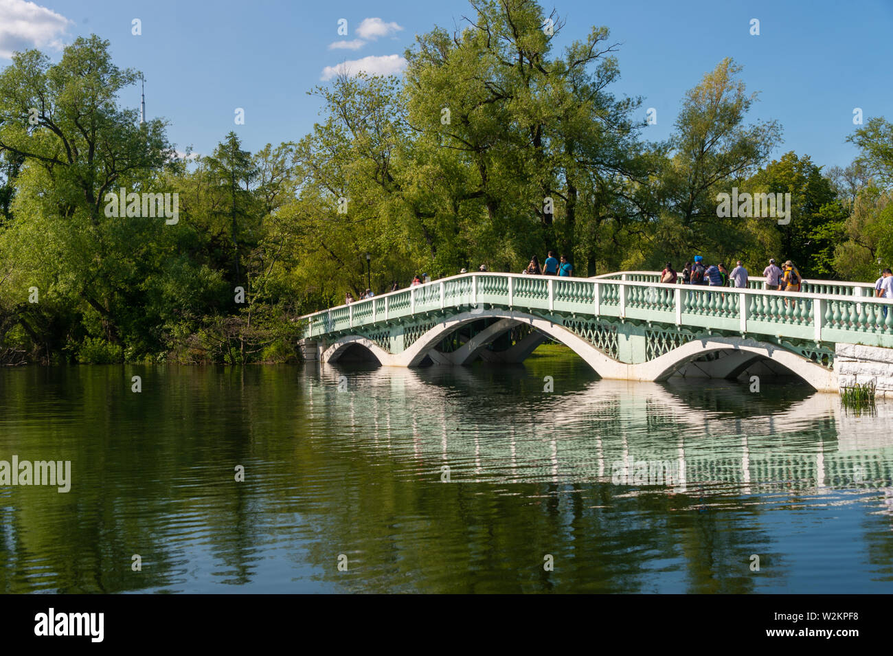 Toronto, CA - 22. Juni 2019: Überqueren einer Brücke an der Toronto Centre Island. Stockfoto