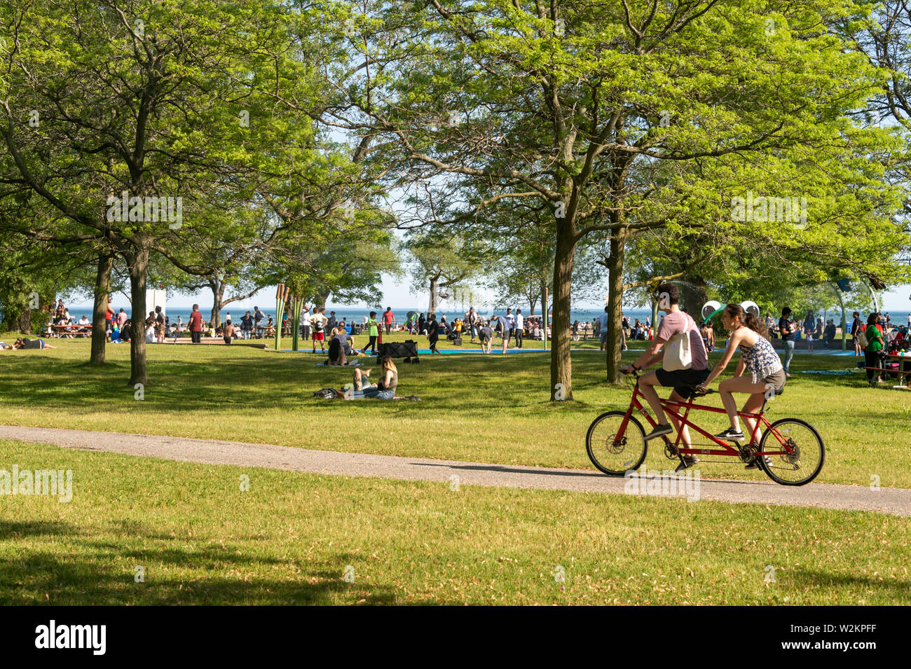 Toronto, CA - 22. Juni 2019: Menschen Reiten Fahrräder bei Toronto Centre Island im Sommer. Stockfoto