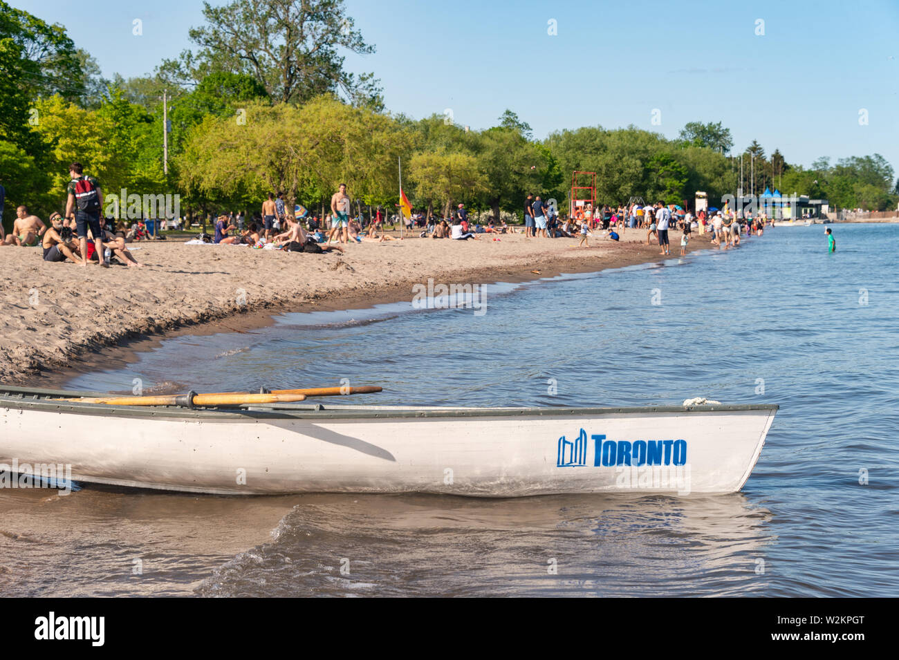 Toronto, CA - 23 Juni 2019: Kleines Boot mit Toronto City logo Verankerung in der Mitte der Insel Strand. Stockfoto
