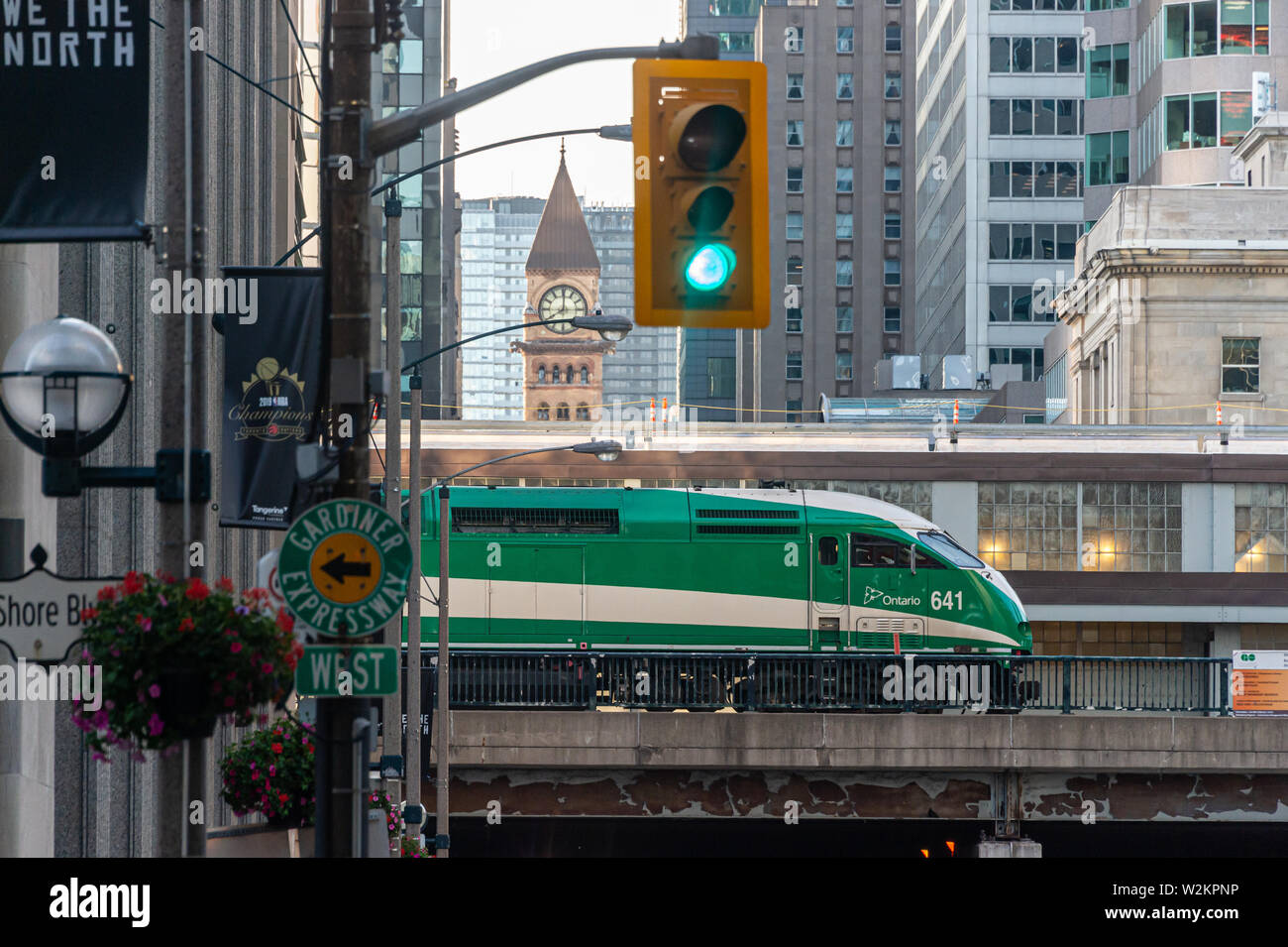 Toronto, CA - 22. Juni 2019: Bild eines GO Transit grünen Zug ab Bay Street gesehen. Stockfoto