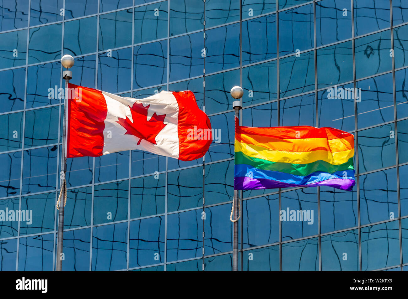 Kanadische Flagge neben Regenbogen Flagge in Toronto, Kanada Stockfoto