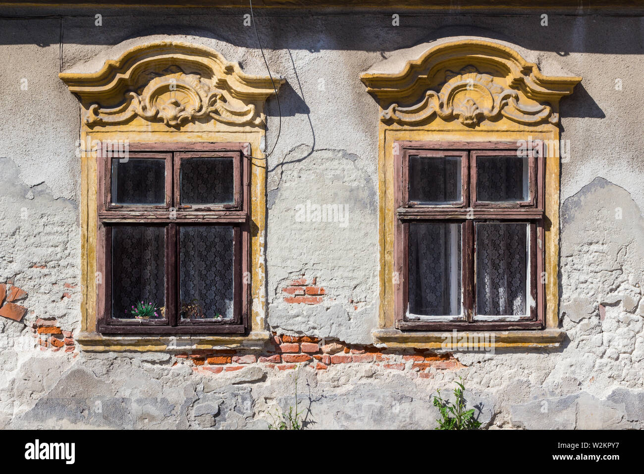 Verwitterte Barock Fensterrahmen auf altes Haus in Sopron, Ungarn Stockfoto