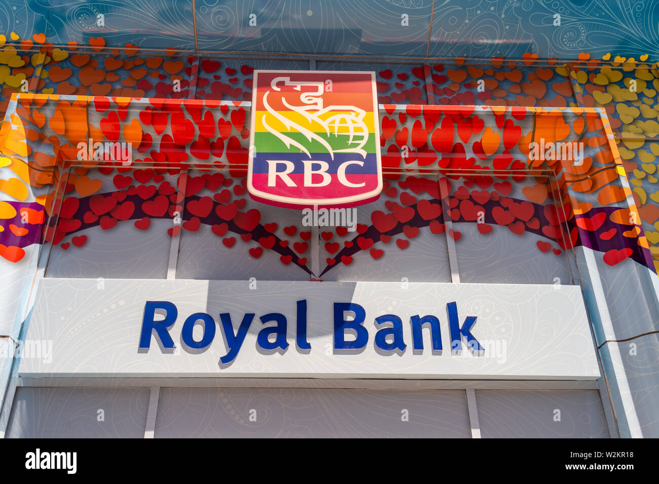 Toronto, CA - 23. Juni 2019: Königliche Bank von Kanada Fassade der Regenbogen Farben zeigt stolz Monat in Toronto, Kanada zu feiern. Stockfoto