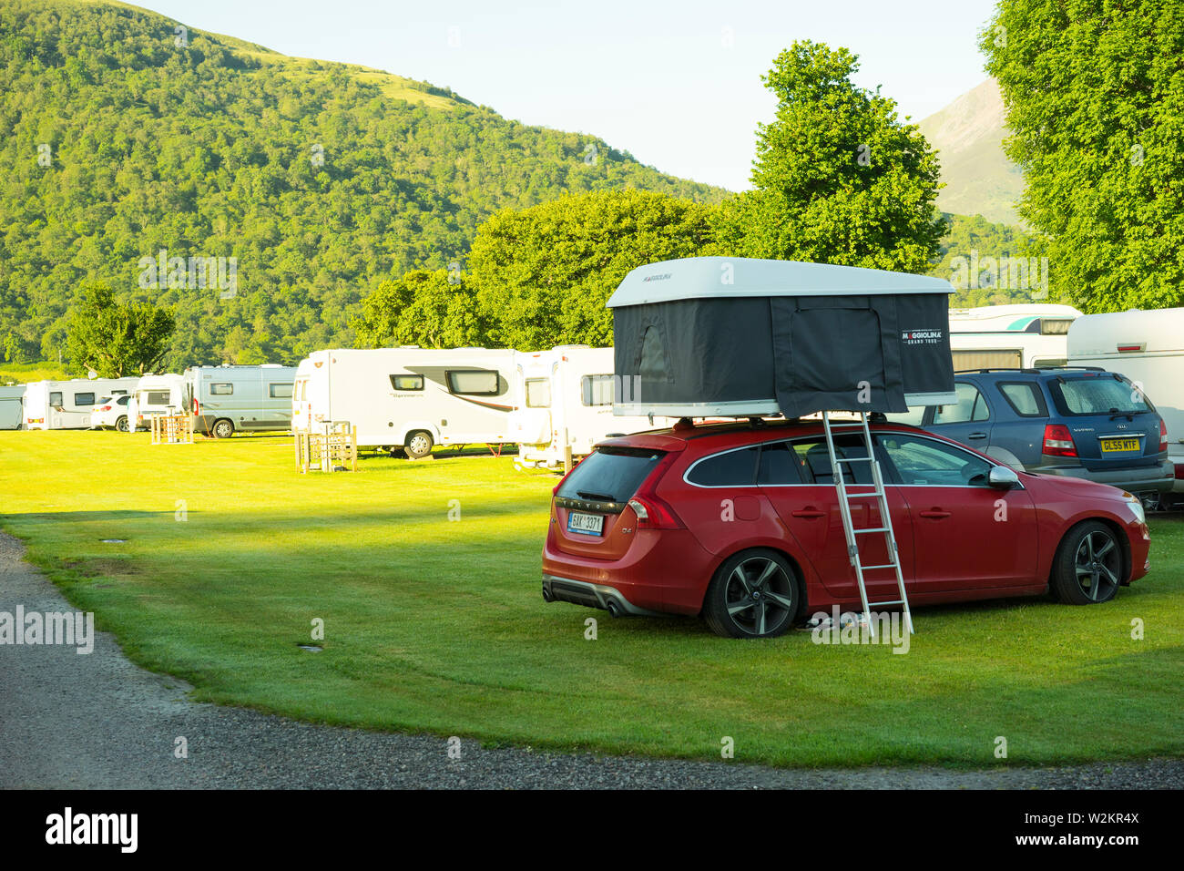 Unorthodoxe Camping Ausrüstung auf ein Auto, Schottland, UK. Stockfoto