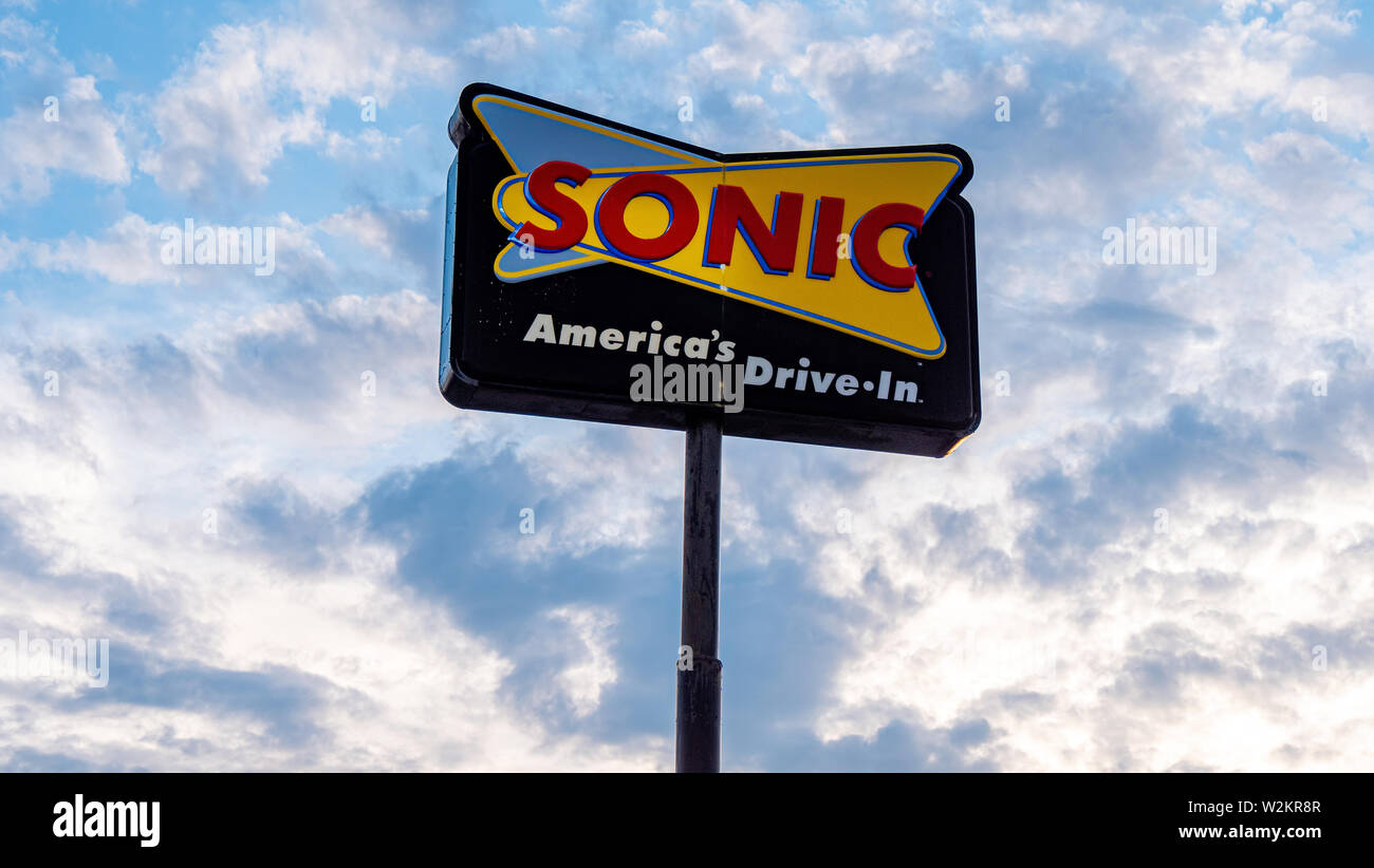 Sonic Fast Food Drive in Restaurant - FRANKFORT, USA - Juni 18, 2019 Stockfoto