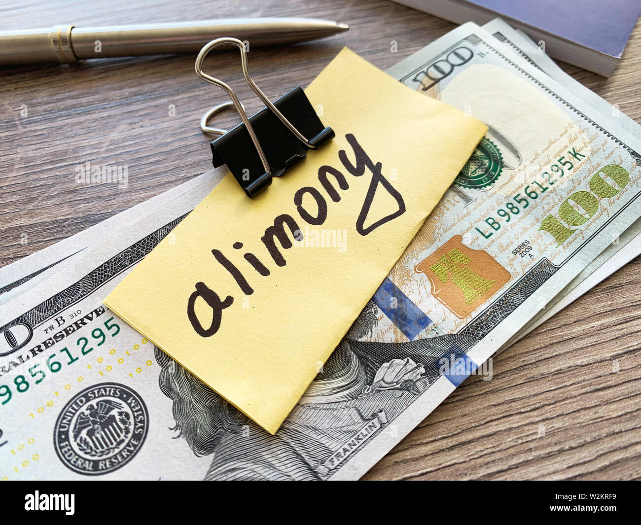 Zahlungen Alimente. Haufen Dollar mit Vorzeichen Alimente und Geld. Scheidung und Trennung Konzept Stockfoto