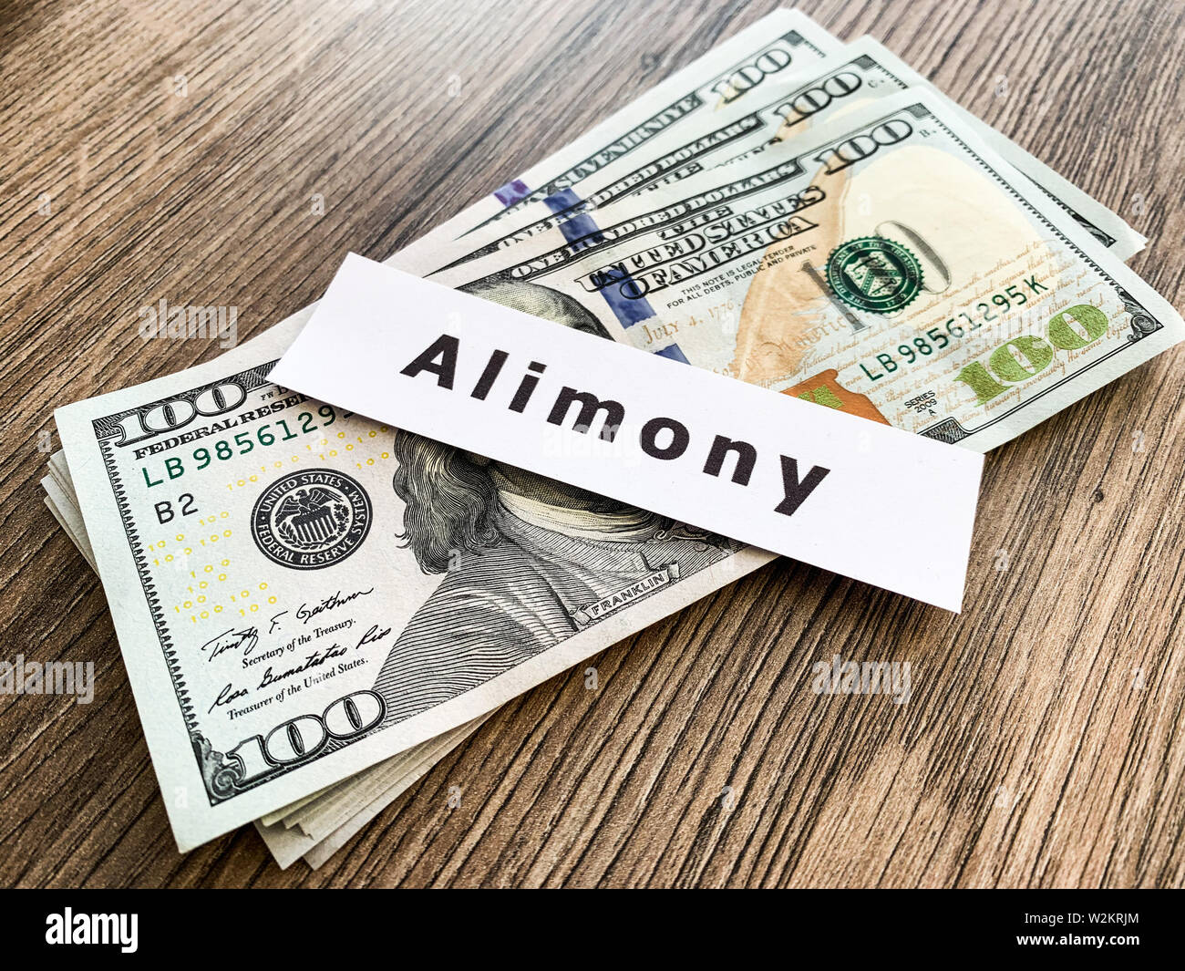 Zahlungen Alimente. Haufen Dollar mit Vorzeichen Alimente und Geld. Scheidung und Trennung Konzept Stockfoto