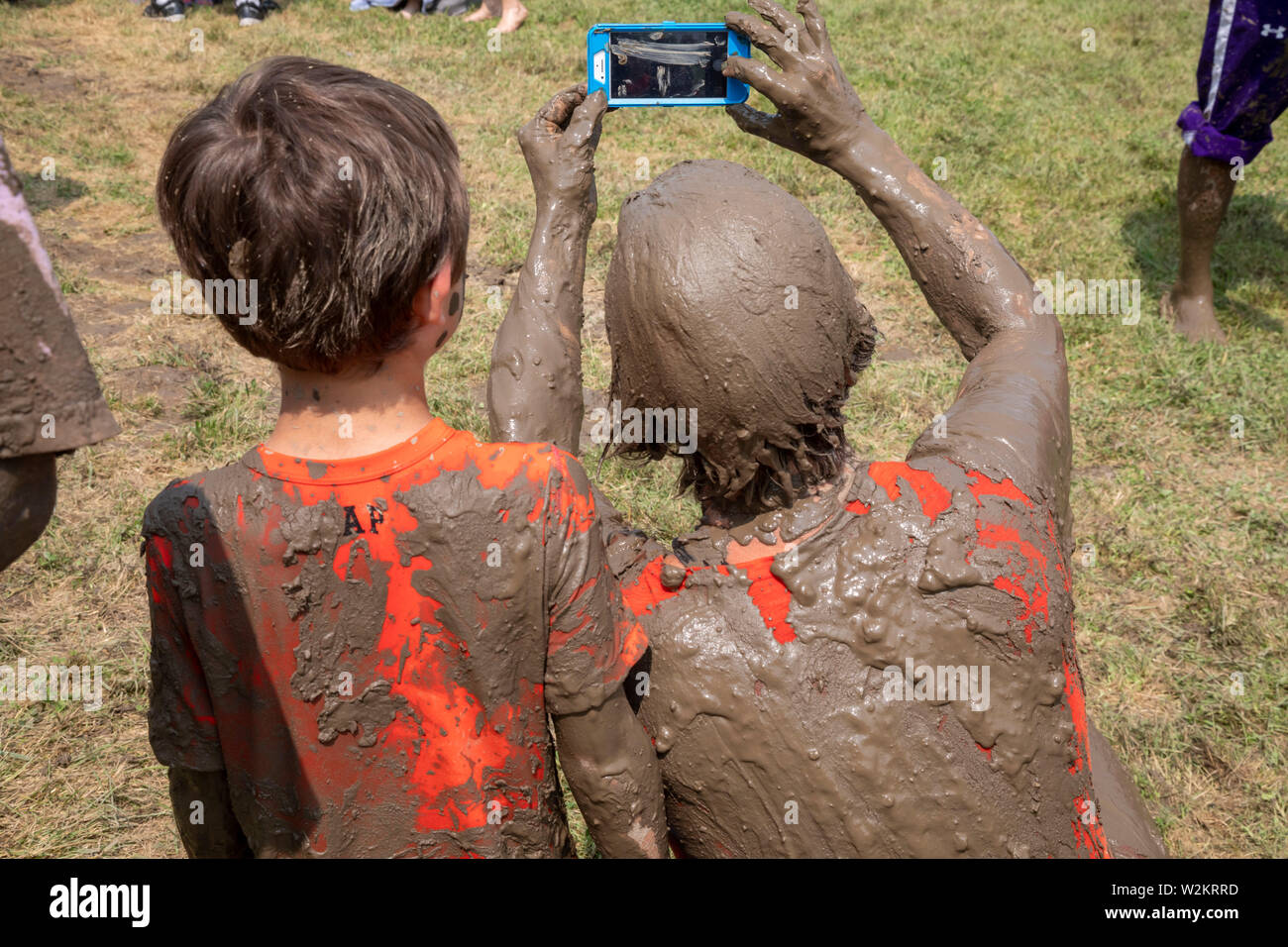 Westland, Michigan - Kinder im Alter von 12 Jahren, zusammen mit einigen Eltern, spielen im Schlamm im Rahmen des jährlichen "Jugend Schlamm Day' von Wayne County organisiert Stockfoto
