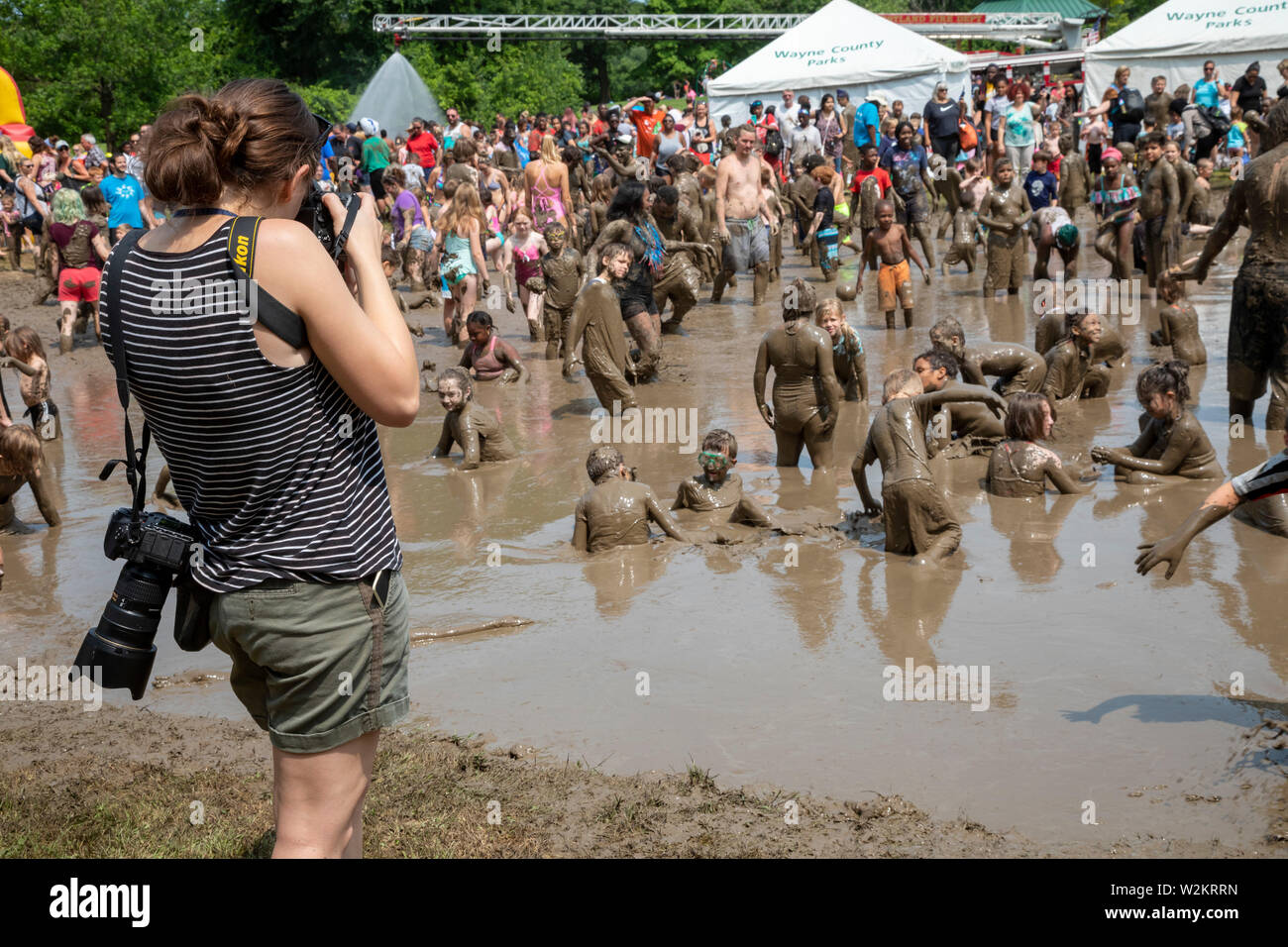 Westland, Michigan - Kinder im Alter von 12 Jahren, zusammen mit einigen Eltern, spielen im Schlamm im Rahmen des jährlichen "Jugend Schlamm Day' von Wayne County organisiert Stockfoto