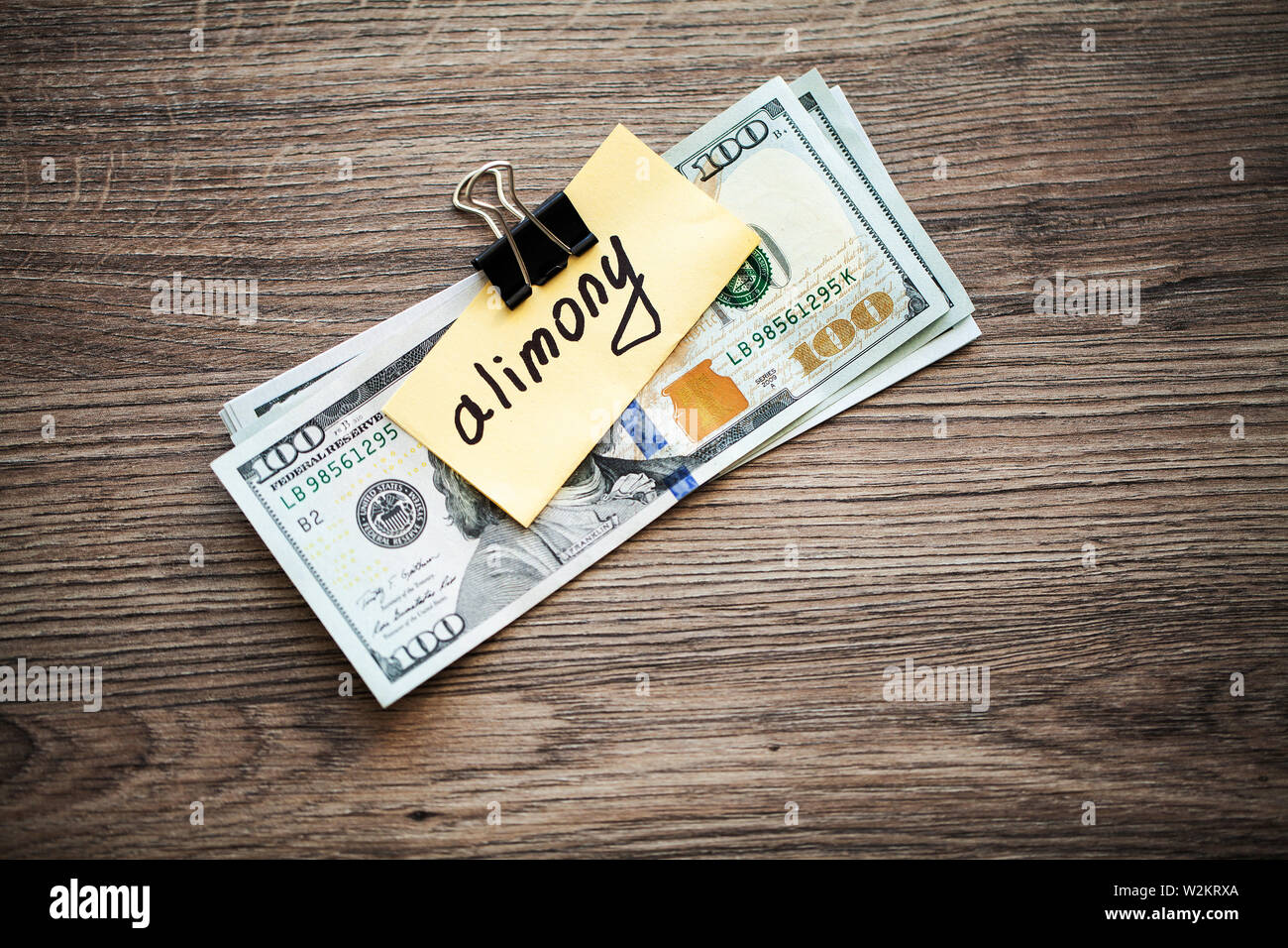 Zahlungen Alimente. Haufen Dollar mit Vorzeichen Alimente und Geld. Scheidung und Trennung Konzept Stockfoto