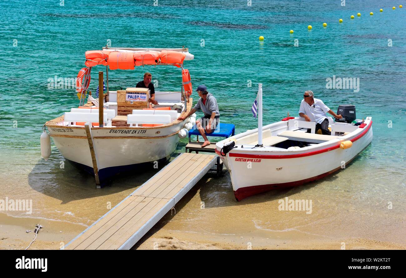 Touristische Schiffer eine Pause von Touristen auf Touren zu den Höhlen, Agios Spiridon Strand, Agios Spiridon Bay, Paleokastritsa, Korfu, Griechenland, Stockfoto