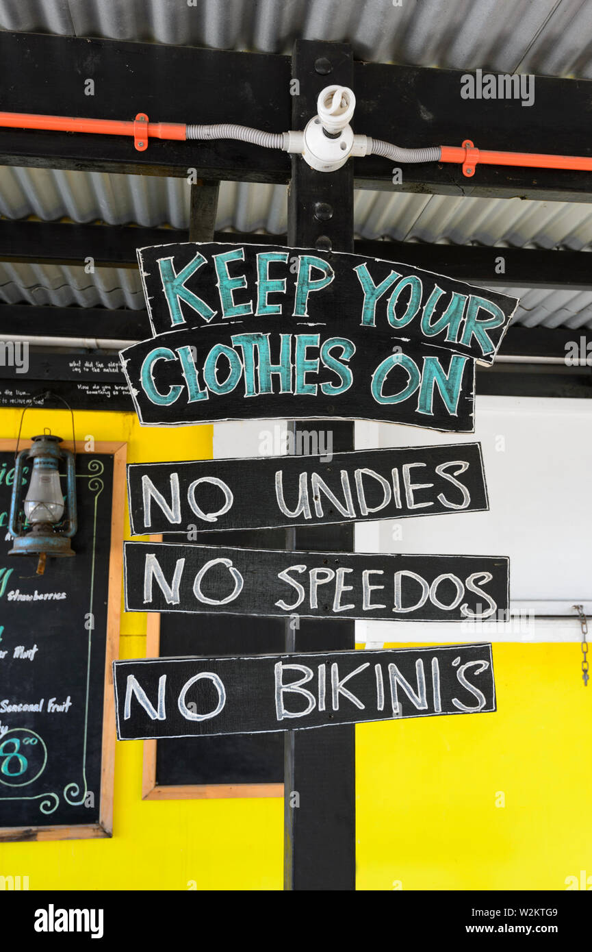 Humorvoll Zeichen über Dress Code in einem Café, Muri, Rarotonga, Cook Inseln, Polynesien Stockfoto