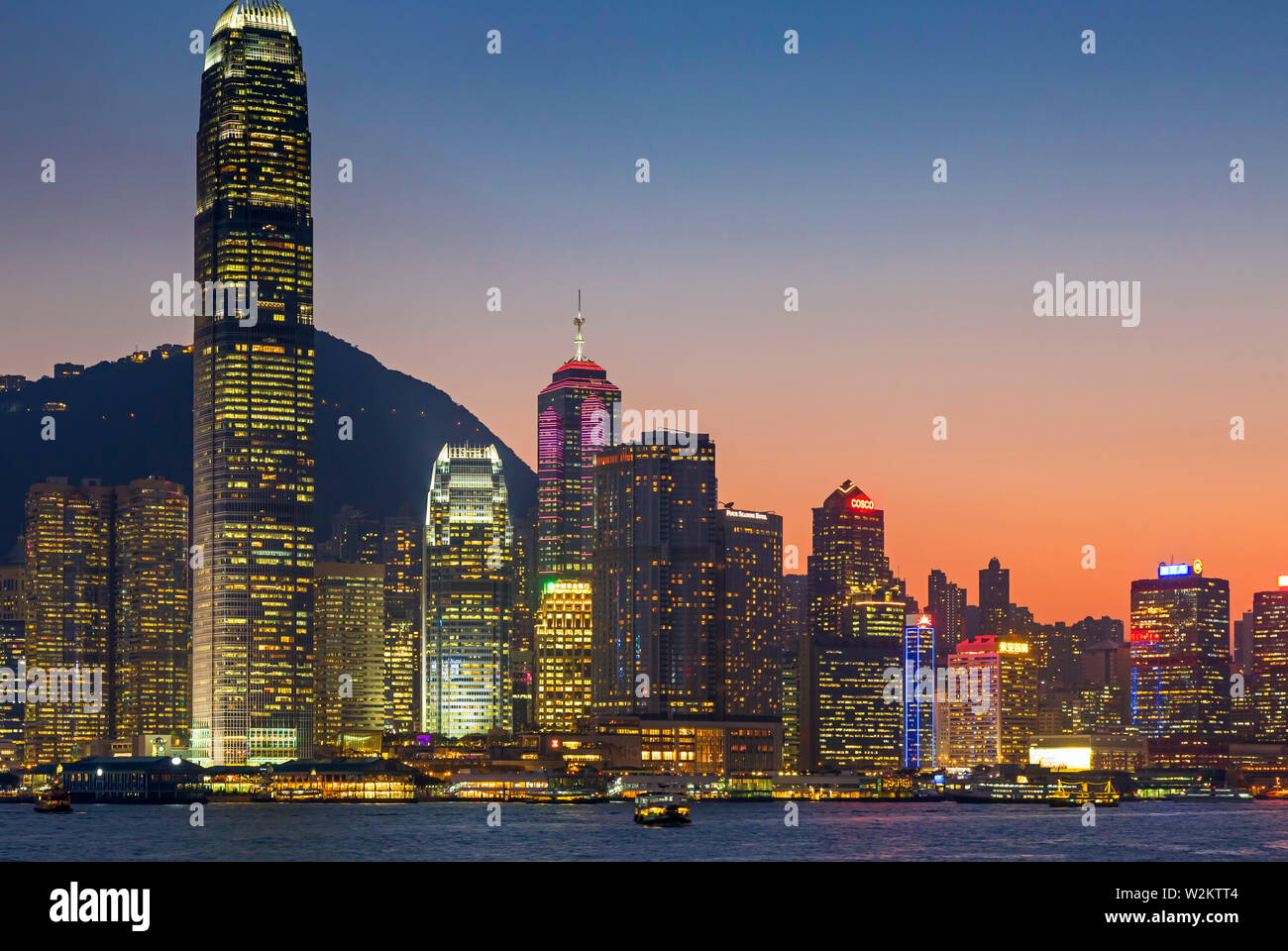 Sonnenuntergang Blick auf Victoria Harbour und die Skyline von Hongkong, SAR China Stockfoto
