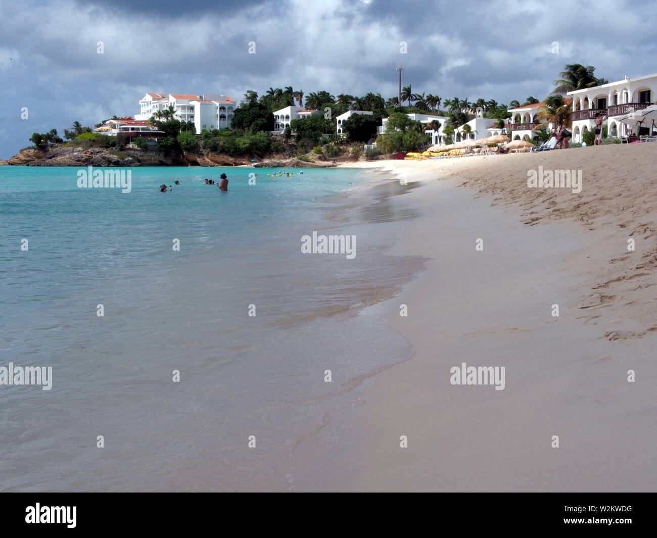 Stürmischen Tag in Meads Bay, nach Osten in das malliouhana Resort, Anguilla, BWI. Stockfoto