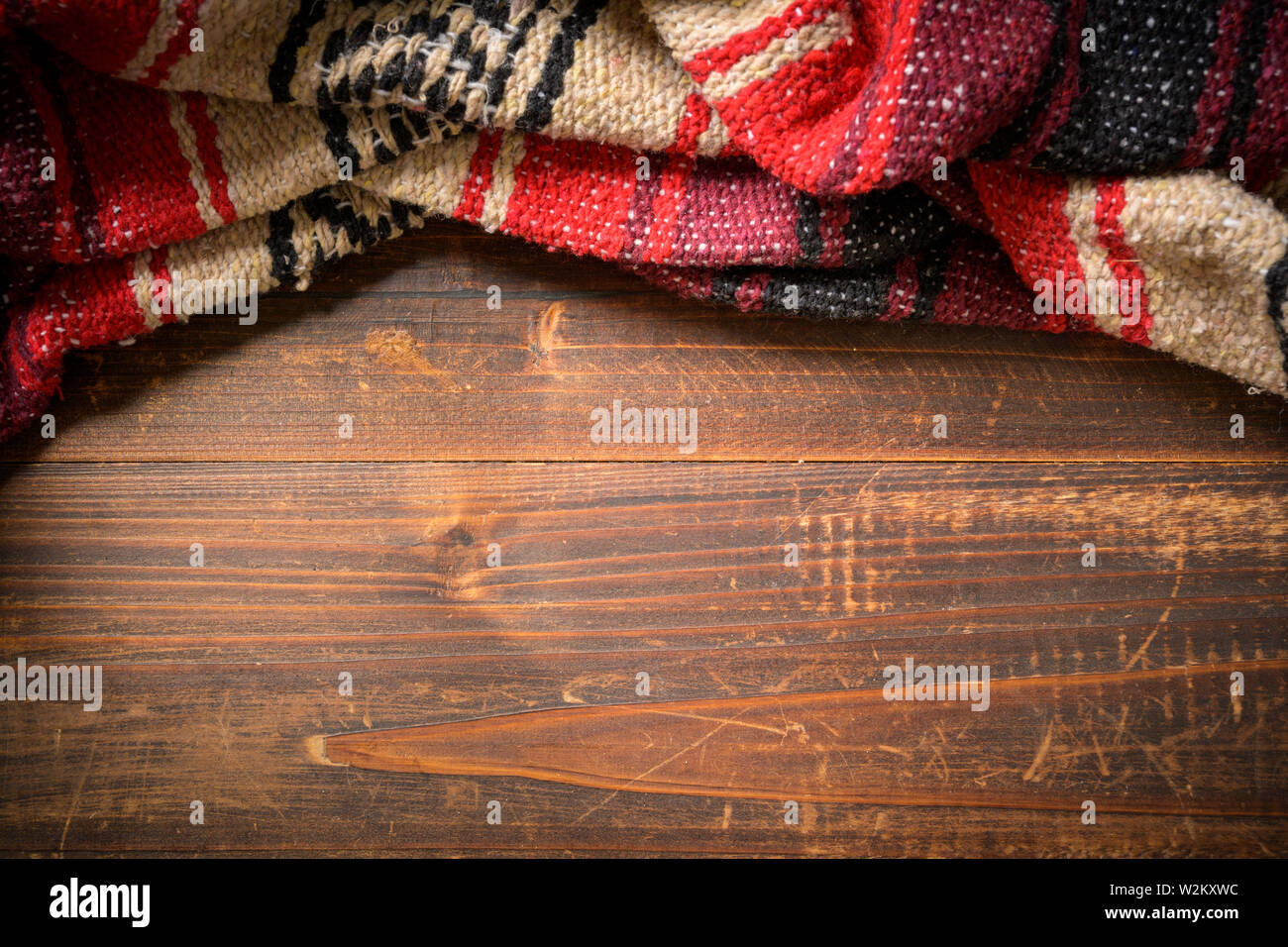 Mexikanische Serape Decke auf Holz Hintergrund Stockfoto