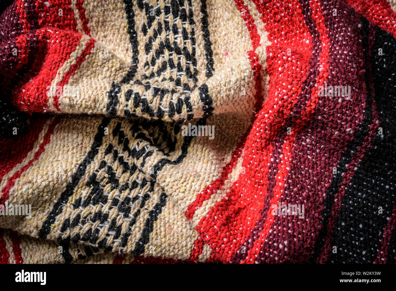 Mexikanische Serape Decke auf Holz Hintergrund Stockfoto