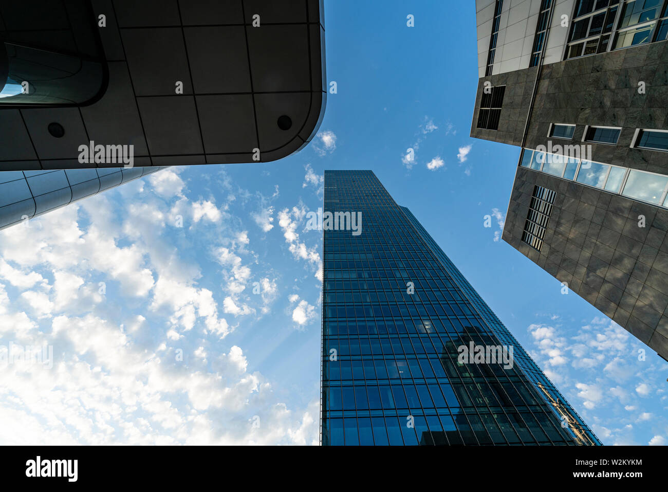 Frankfurt am Main, Deutschland. Juli 2019. moderne Hochhäuser im Bankenviertel von unten gesehen. Stockfoto